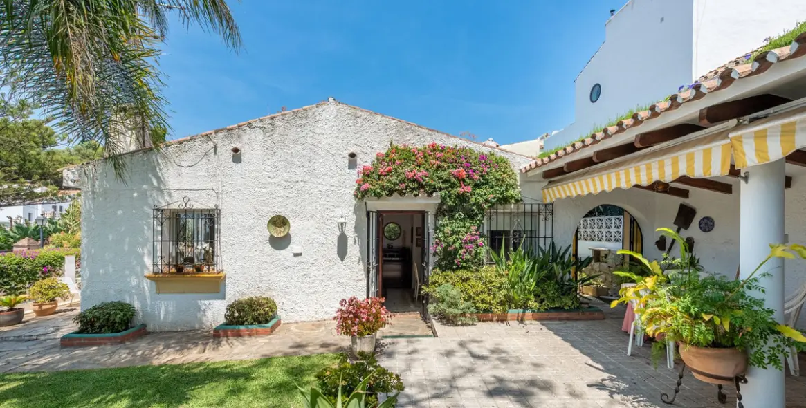 Venta de villa independiente en Nueva Andalucía 1