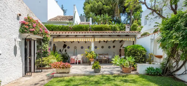 Venta de villa independiente en Nueva Andalucía 1