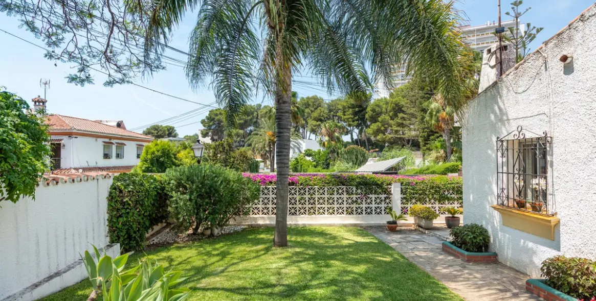 Venta de villa independiente en Nueva Andalucía 3