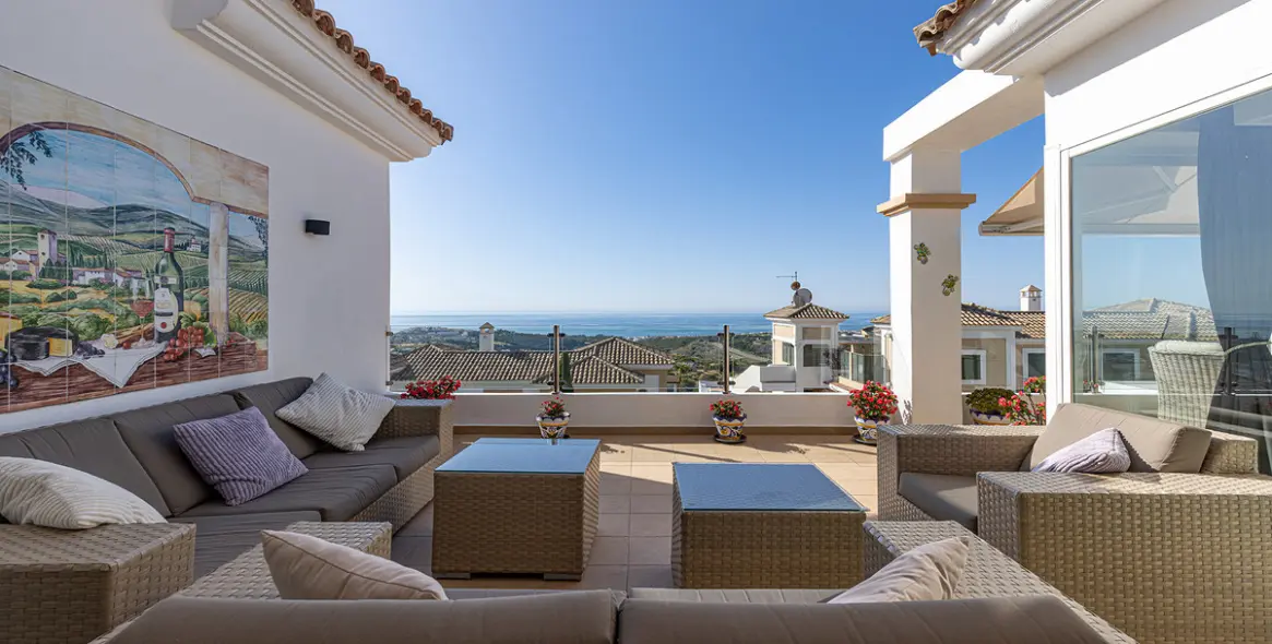 Sale of penthouse in Doña Julia 2