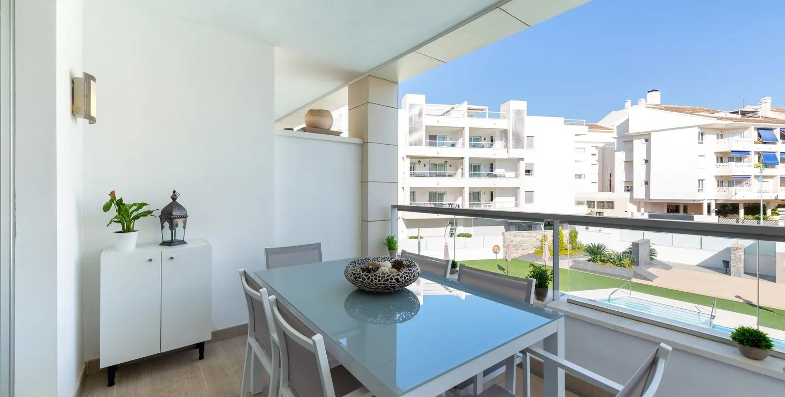 Sale of middle floor apartment in San Pedro de Alcántara 2