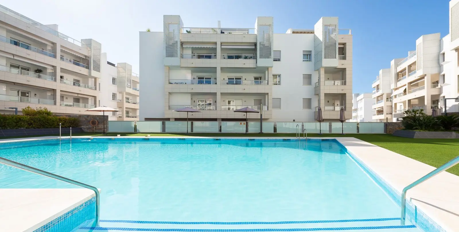 Sale of middle floor apartment in San Pedro de Alcántara 16