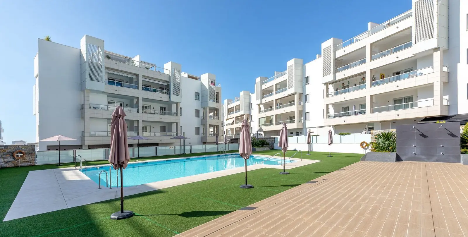 Sale of middle floor apartment in San Pedro de Alcántara 18