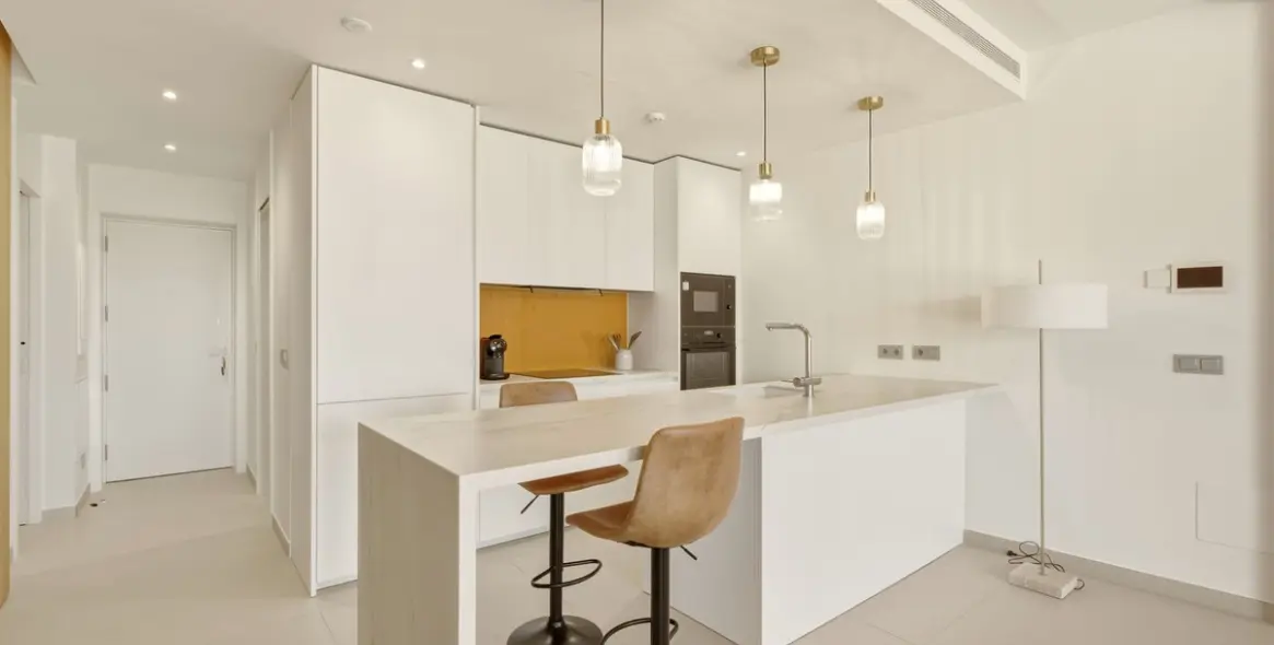 Sale of middle floor apartment in Higueron 21