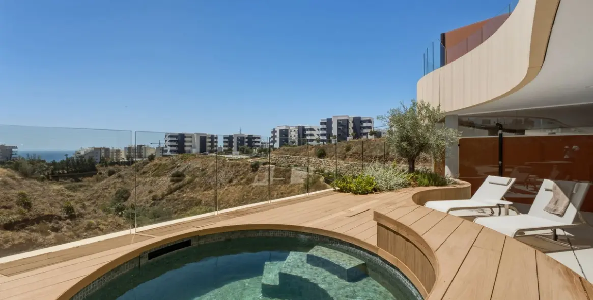 Sale of middle floor apartment in Higueron 28