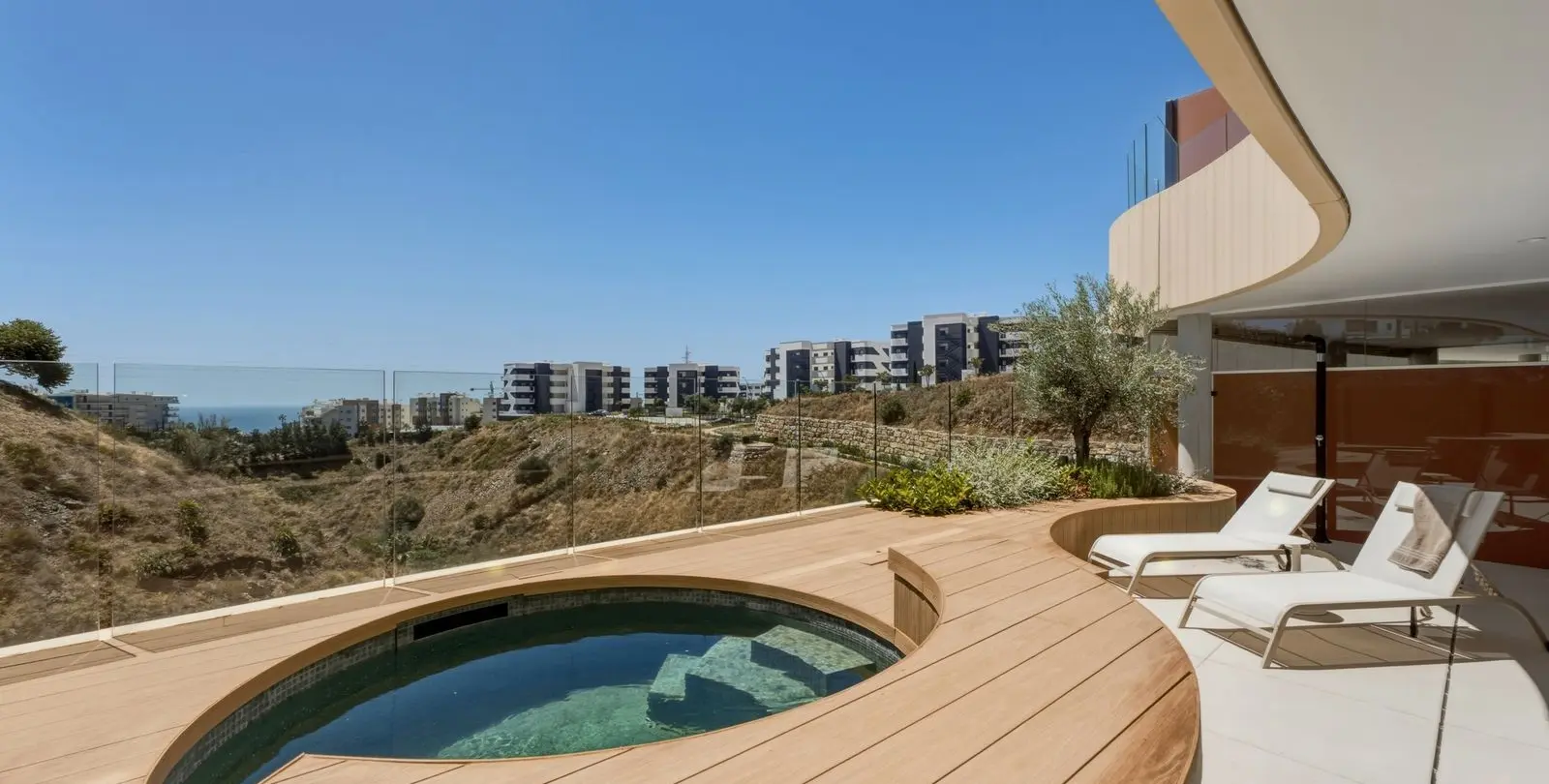 Sale of middle floor apartment in Higueron 1