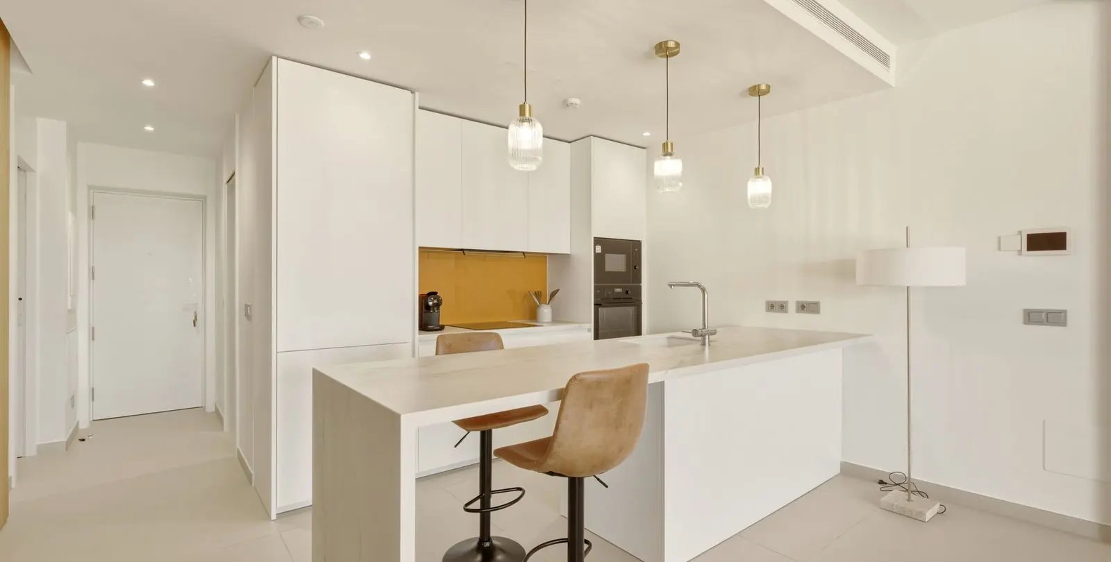 Sale of middle floor apartment in Higueron 21