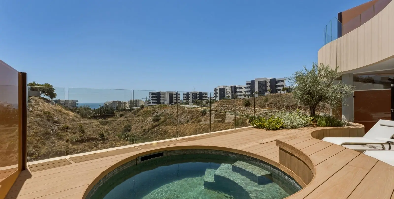 Sale of middle floor apartment in Higueron 29