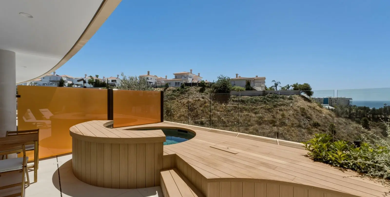 Sale of middle floor apartment in Higueron 31