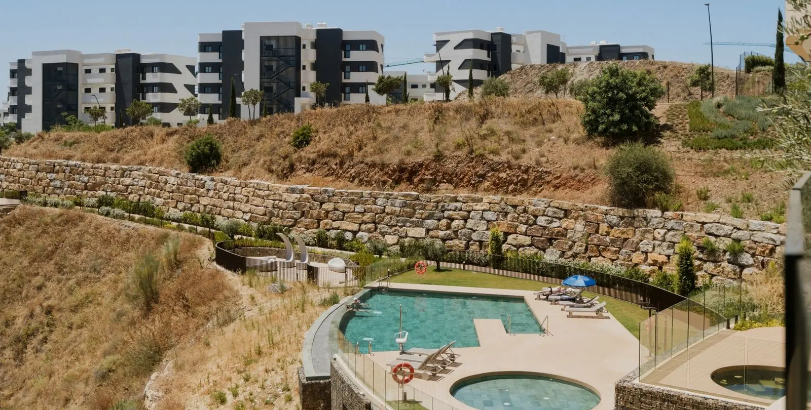 Sale of middle floor apartment in Higueron 38