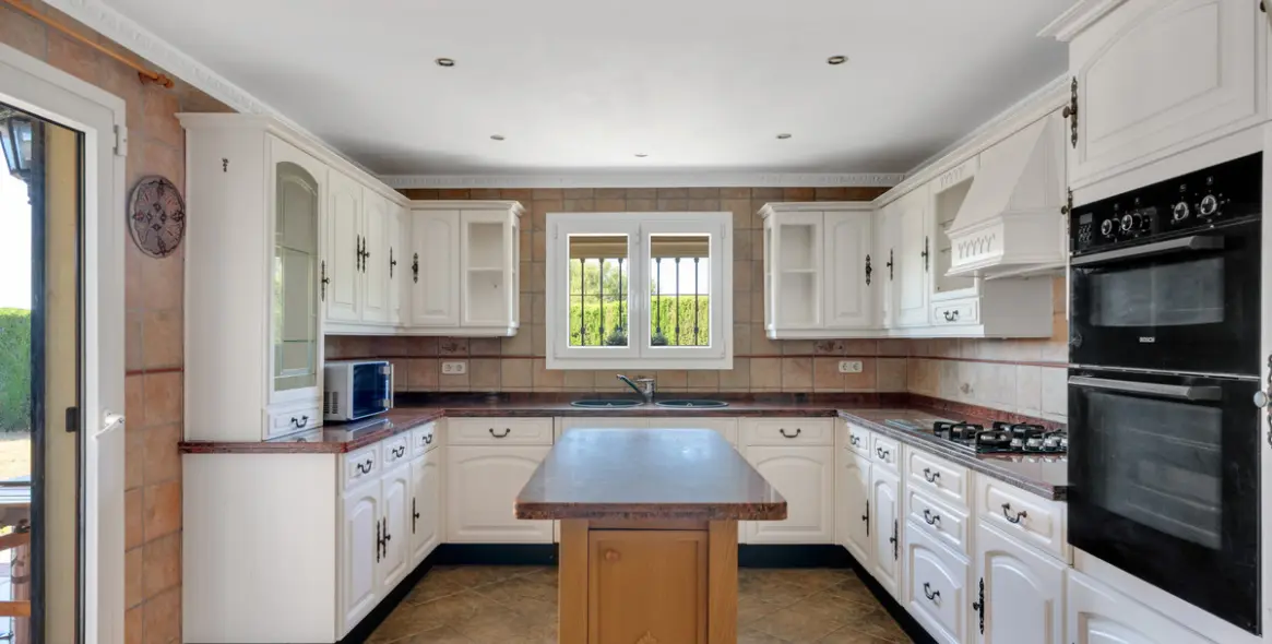 Sale of detached villa in Estepona 11
