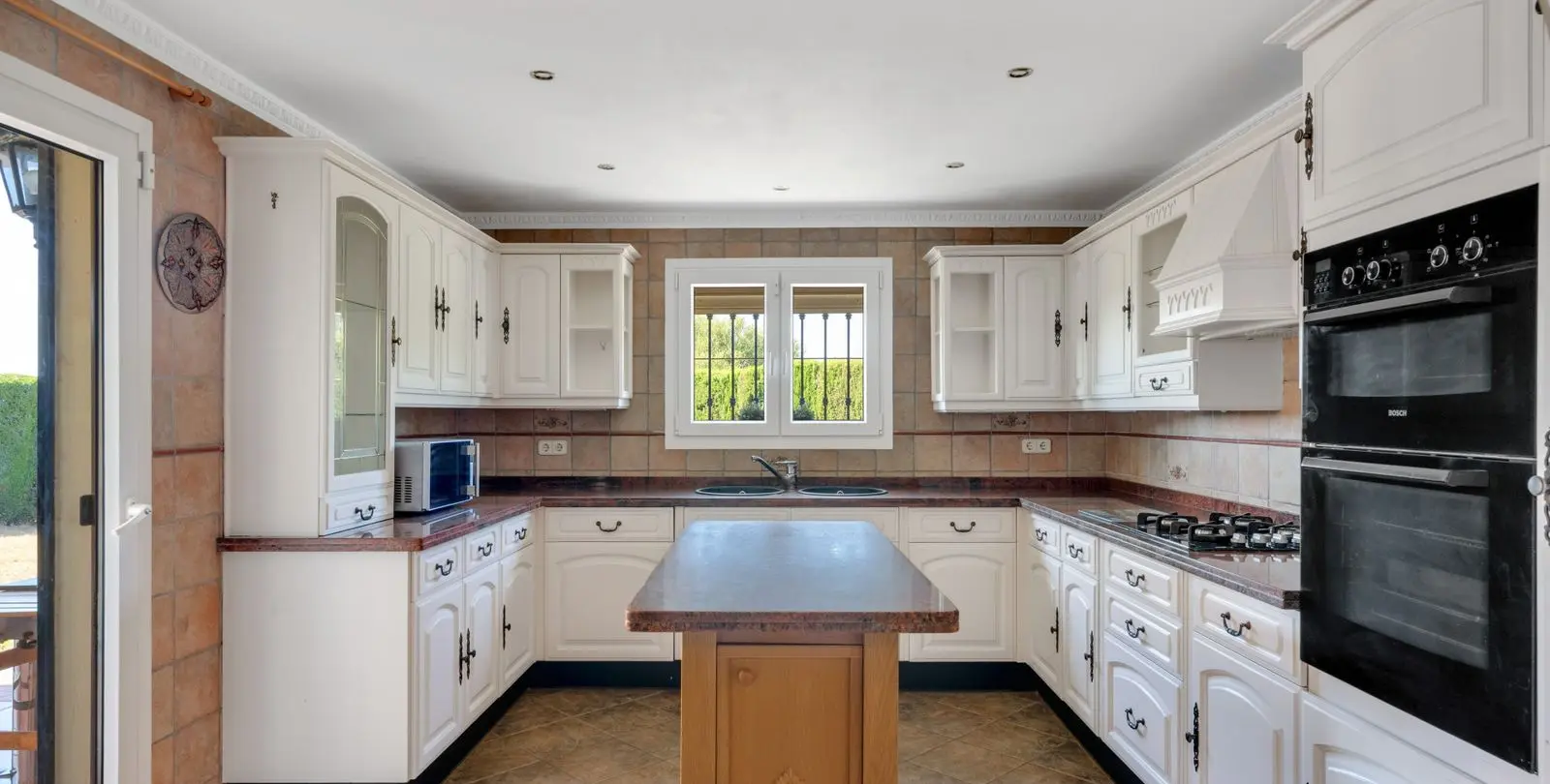 Sale of detached villa in Estepona 14