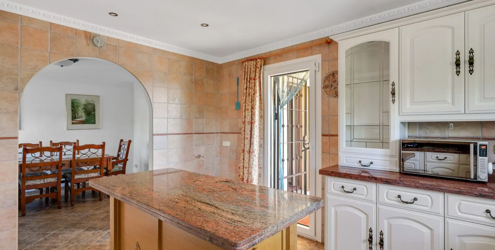 Sale of detached villa in Estepona 18