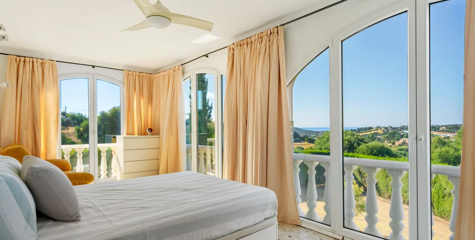 Sale of detached villa in Estepona 19