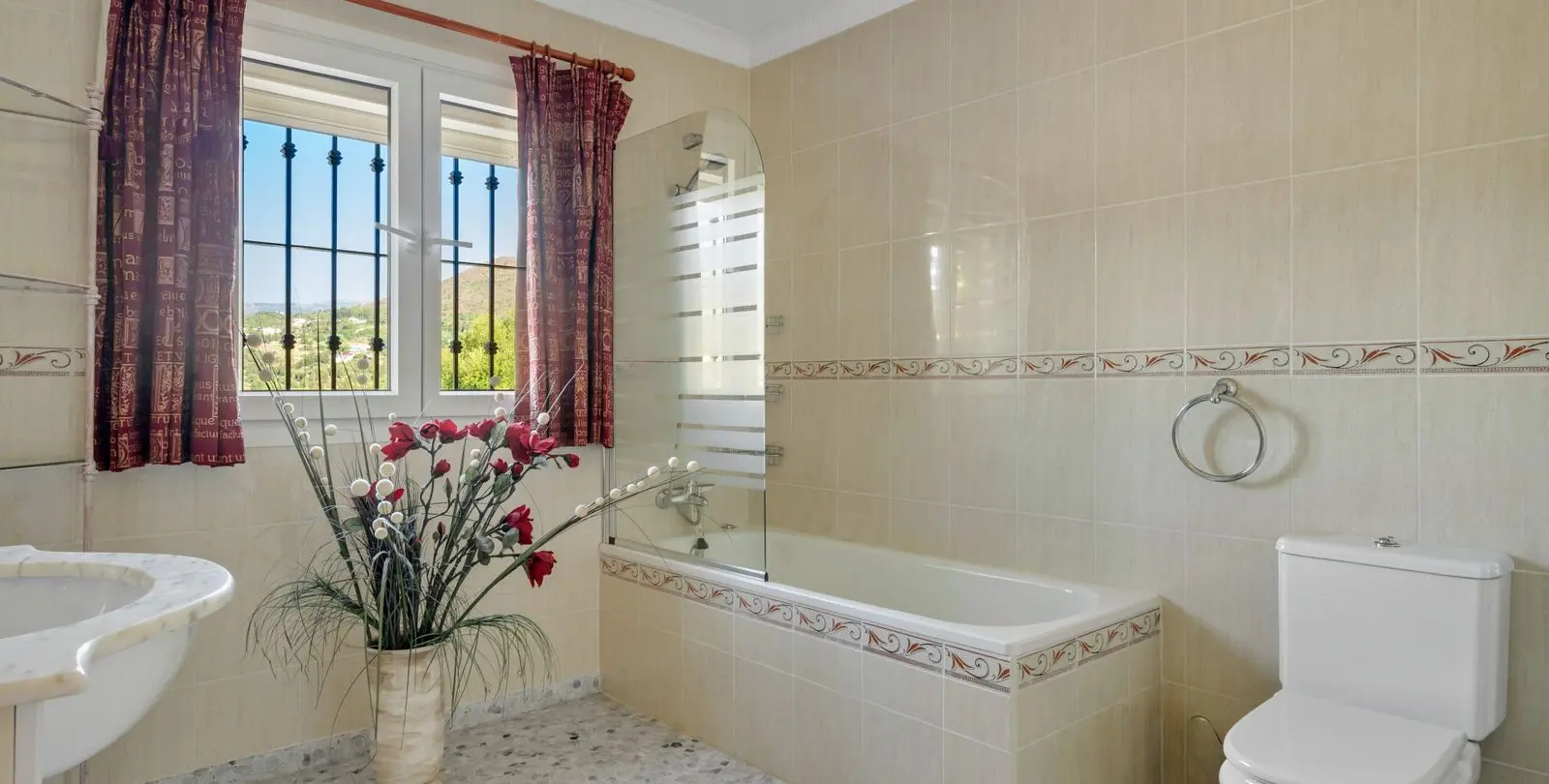 Sale of detached villa in Estepona 27