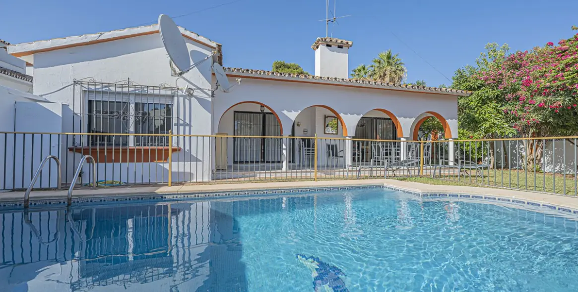 Venta de villa independiente en Nueva Andalucía 1