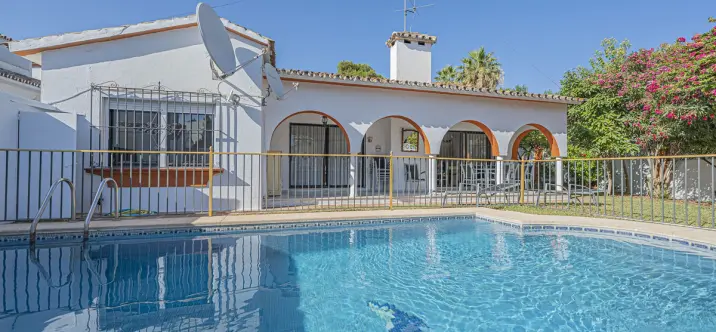 Venta de villa independiente en Nueva Andalucía 0