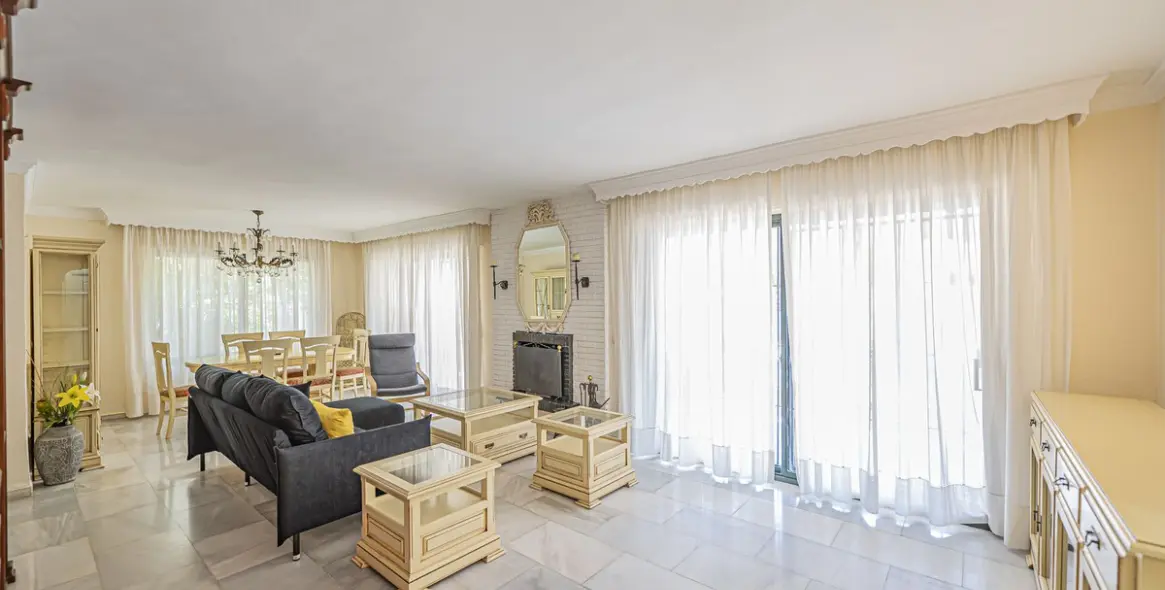 Venta de villa independiente en Nueva Andalucía 3