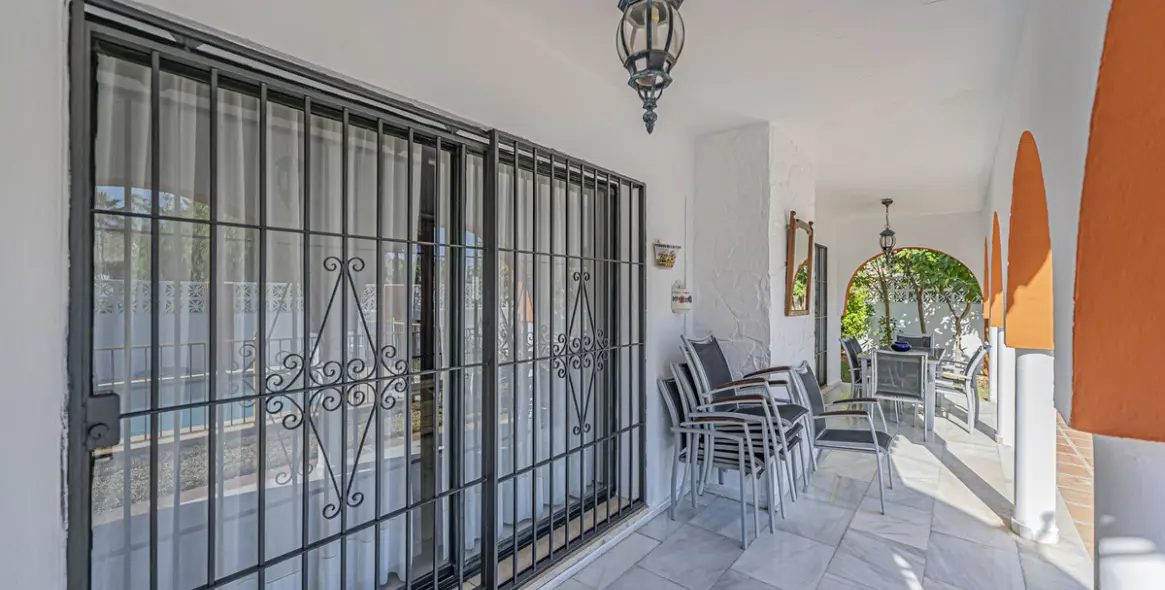 Venta de villa independiente en Nueva Andalucía 25