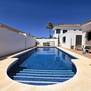 Sale of detached villa in Estepona