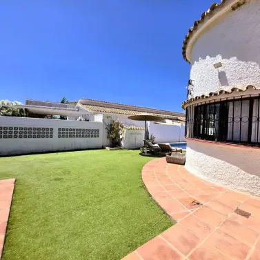 Sale of detached villa in Estepona
