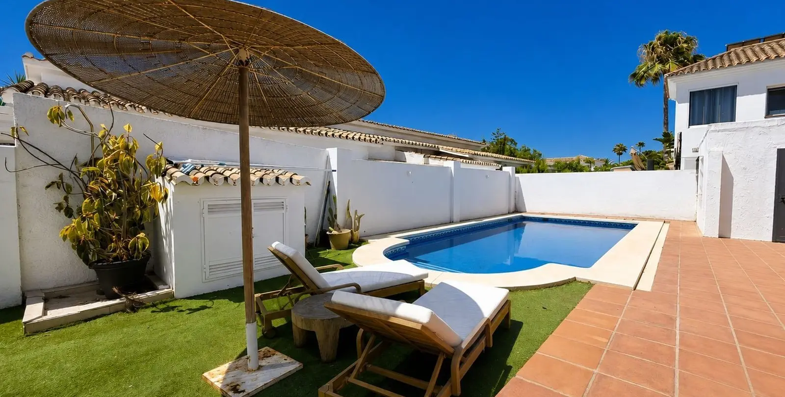 Sale of detached villa in Estepona 1