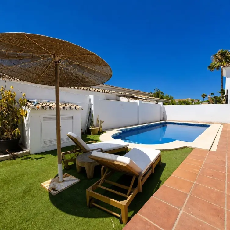 Sale of detached villa in Estepona