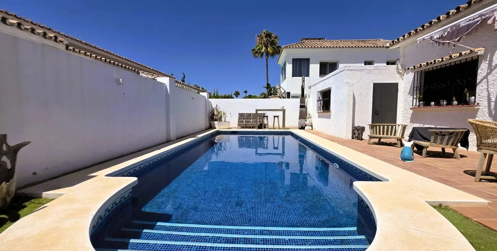 Sale of detached villa in Estepona 2