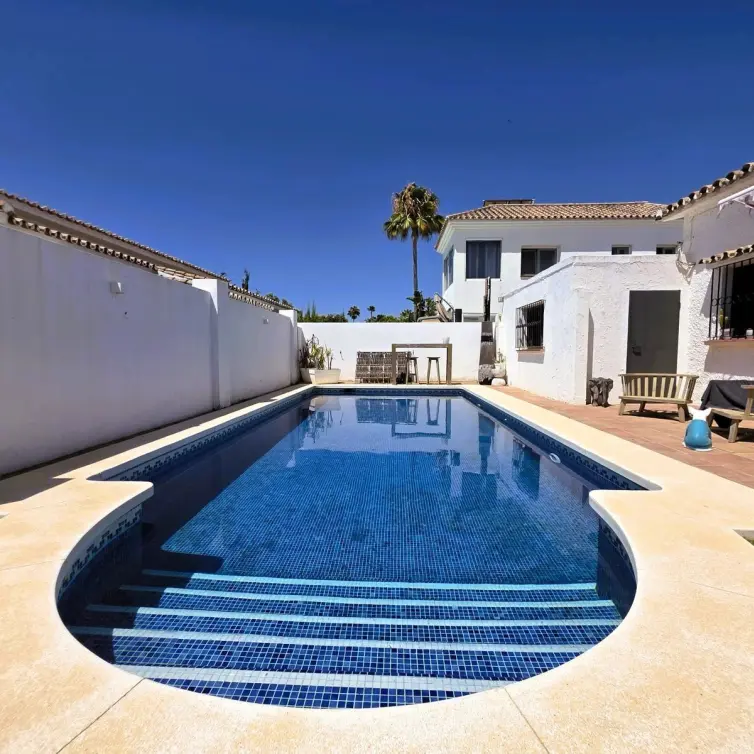 Sale of detached villa in Estepona