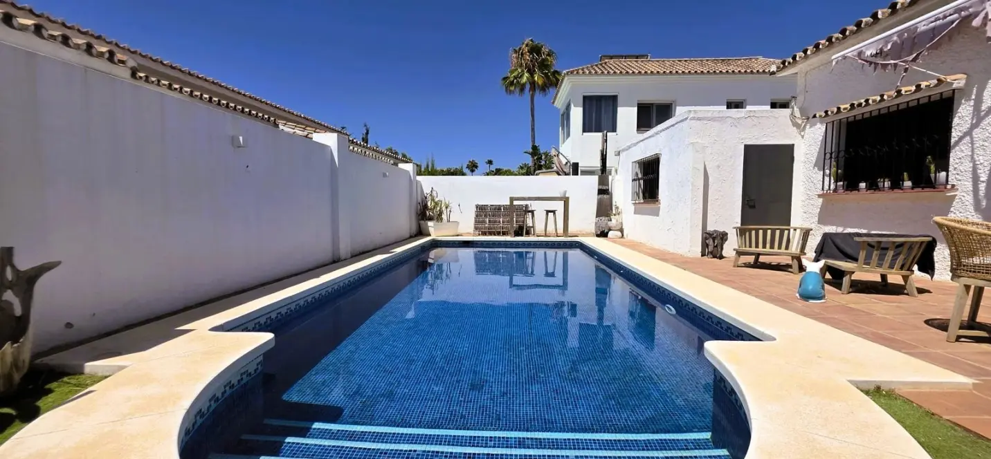 Sale of detached villa in Estepona 1