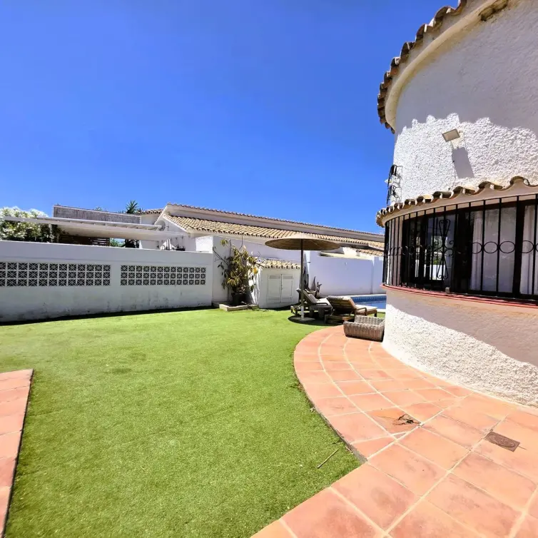 Sale of detached villa in Estepona