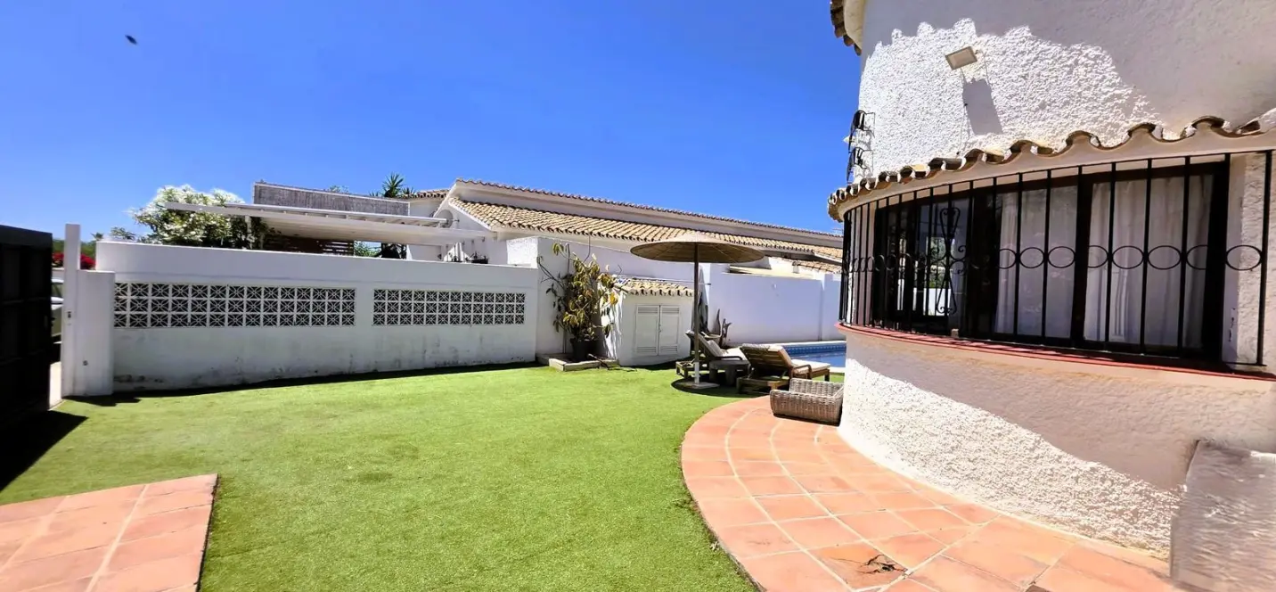 Sale of detached villa in Estepona 2