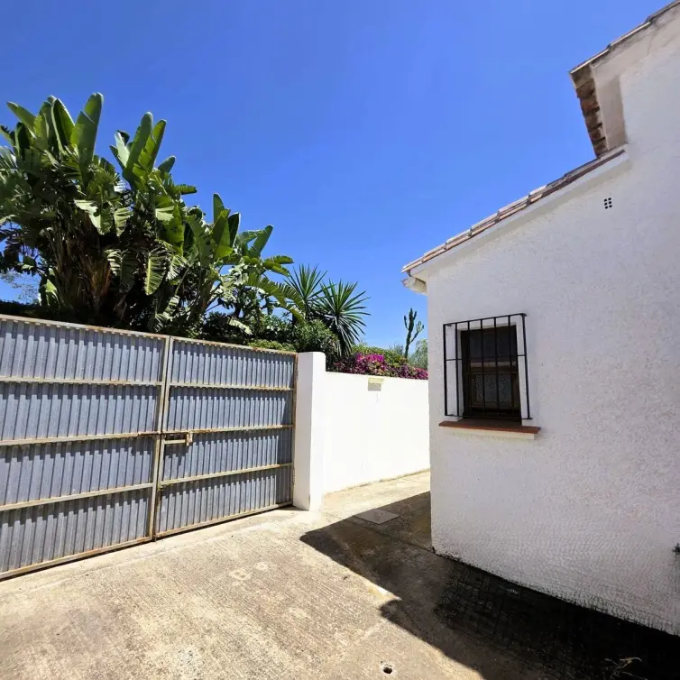 Sale of detached villa in Estepona