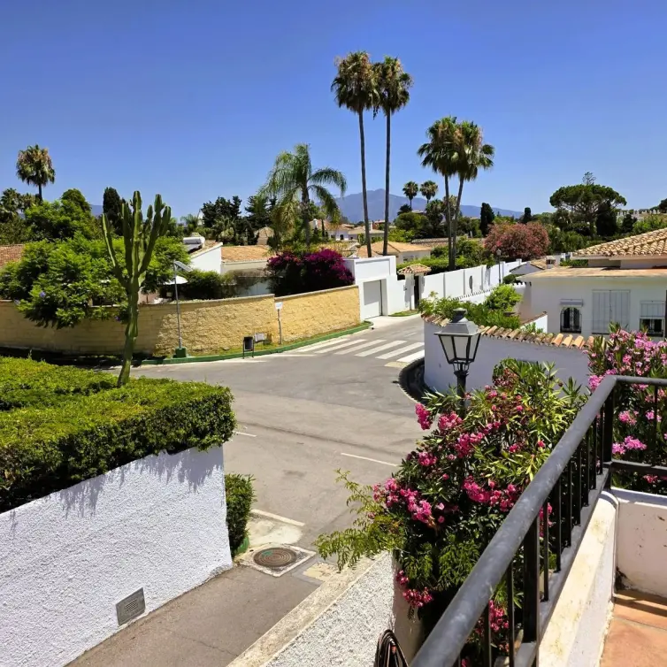 Sale of detached villa in Estepona