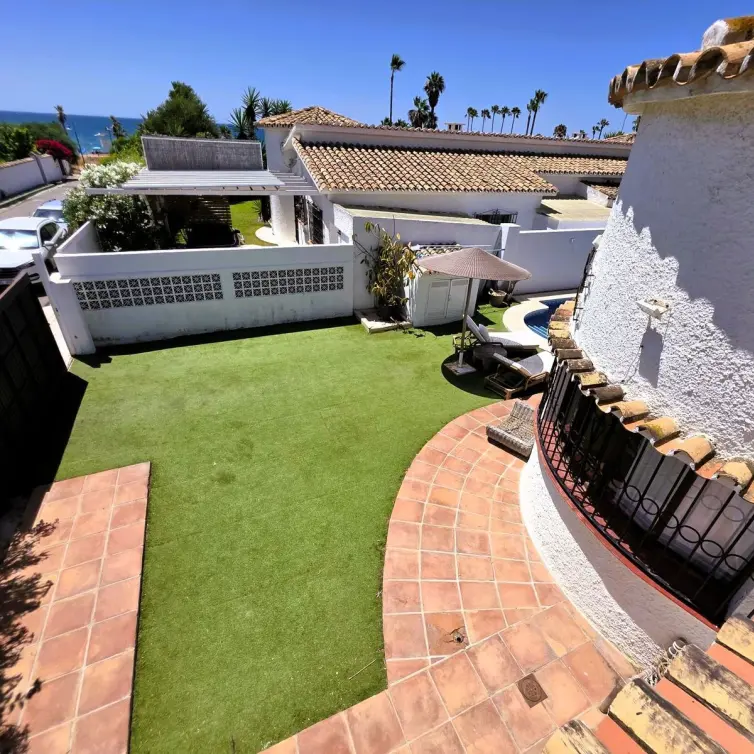 Sale of detached villa in Estepona