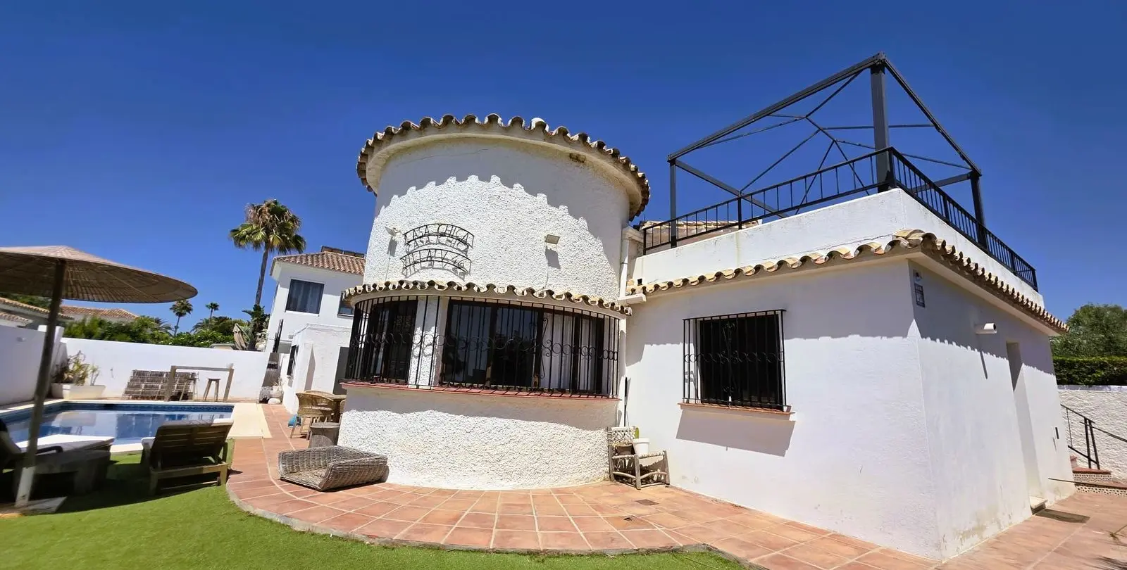 Sale of detached villa in Estepona 38