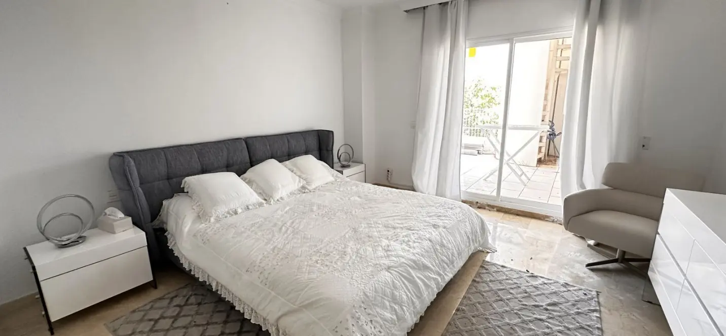 Sale of penthouse in The Golden Mile 4