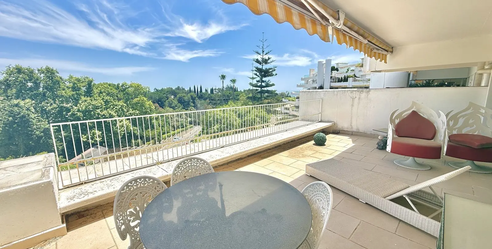 Sale of penthouse in The Golden Mile 11