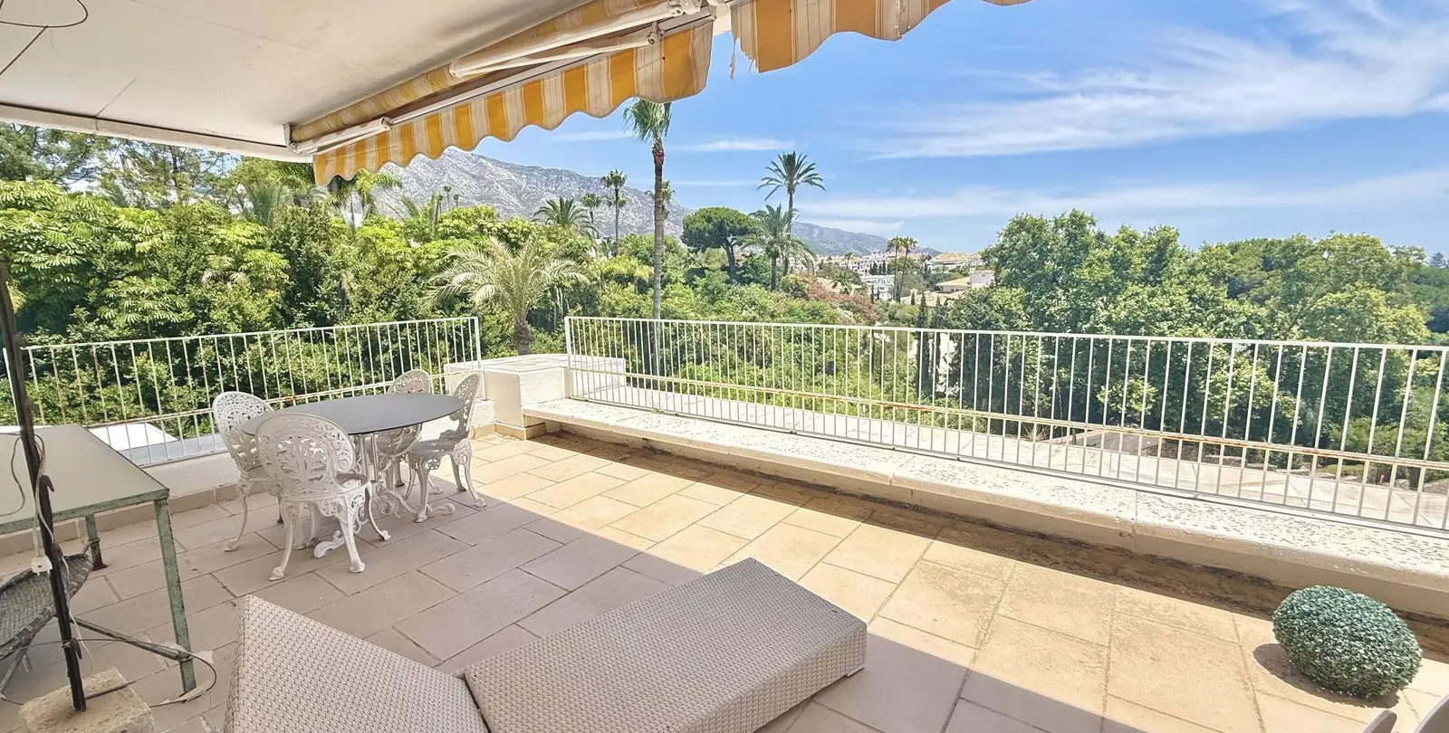 Sale of penthouse in The Golden Mile 12