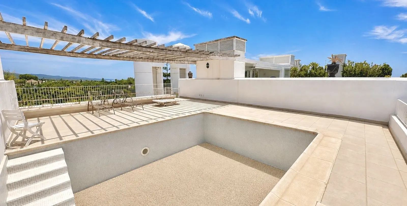 Sale of penthouse in The Golden Mile 14