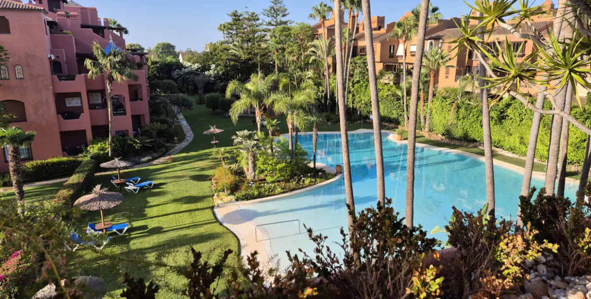 Продажа двухуровневого пентхауса в Estepona 1