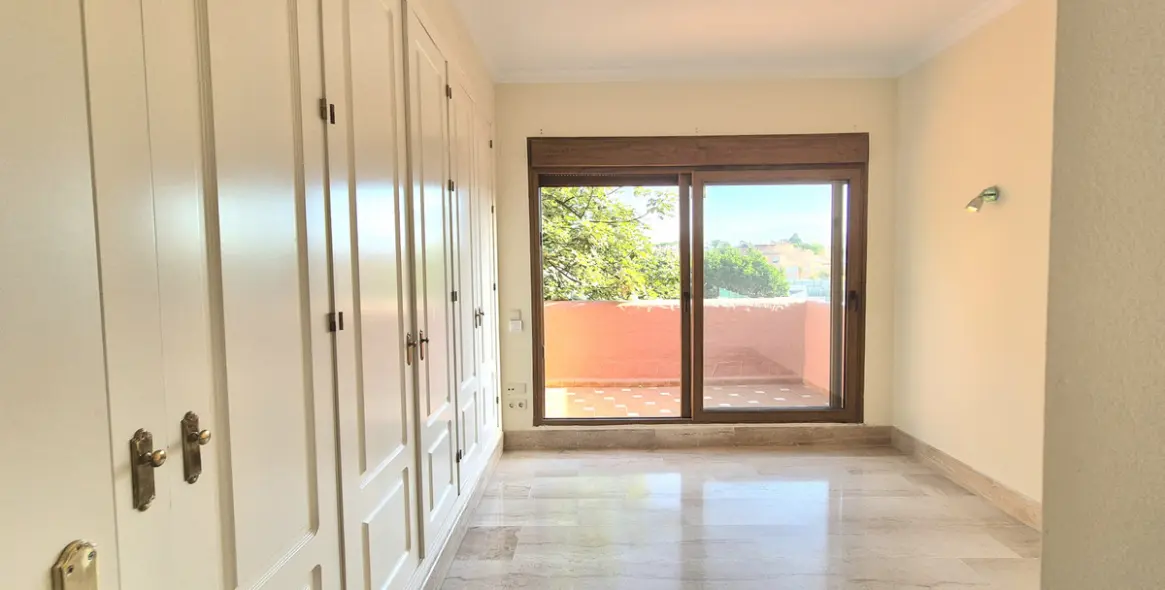 Продажа двухуровневого пентхауса в Estepona 18