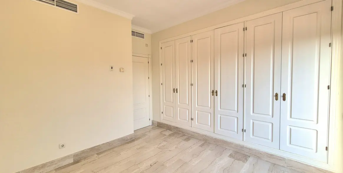 Продажа двухуровневого пентхауса в Estepona 20