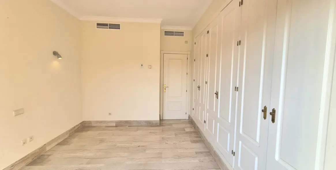 Продажа двухуровневого пентхауса в Estepona 21