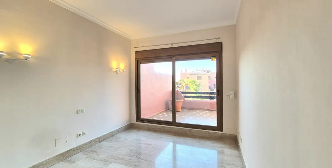 Продажа двухуровневого пентхауса в Estepona 25