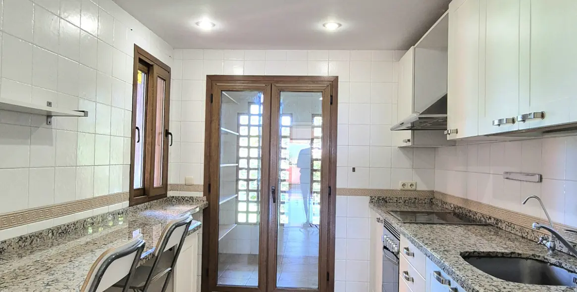 Продажа двухуровневого пентхауса в Estepona 28