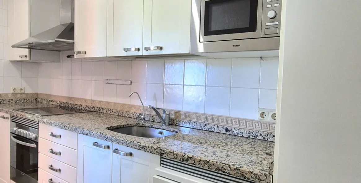 Продажа двухуровневого пентхауса в Estepona 30