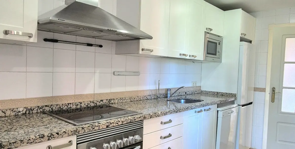 Продажа двухуровневого пентхауса в Estepona 32