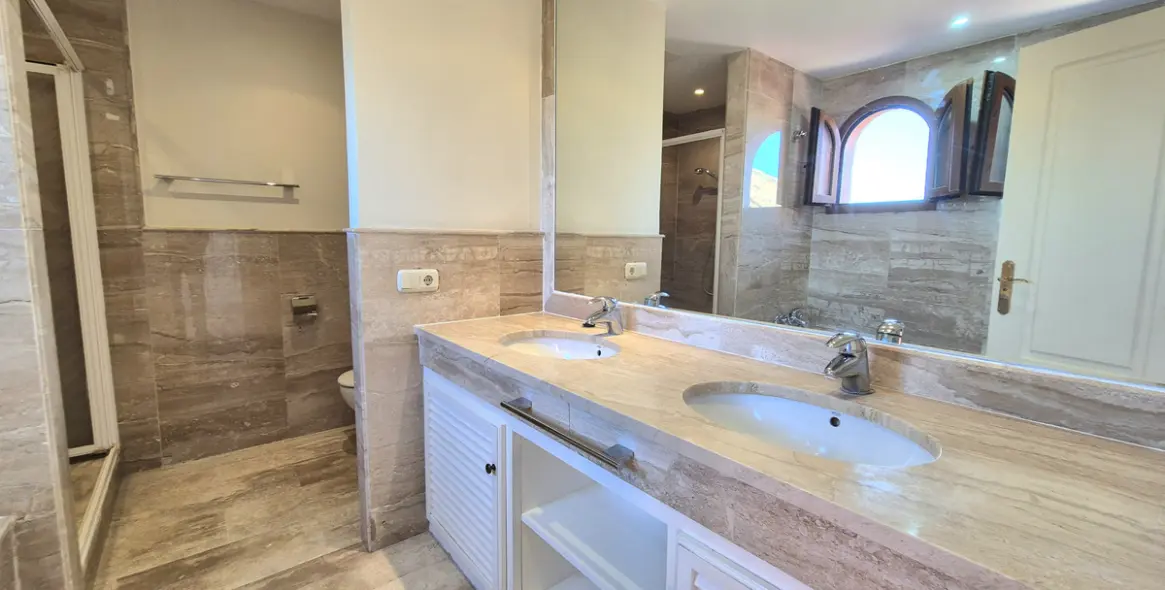 Продажа двухуровневого пентхауса в Estepona 48