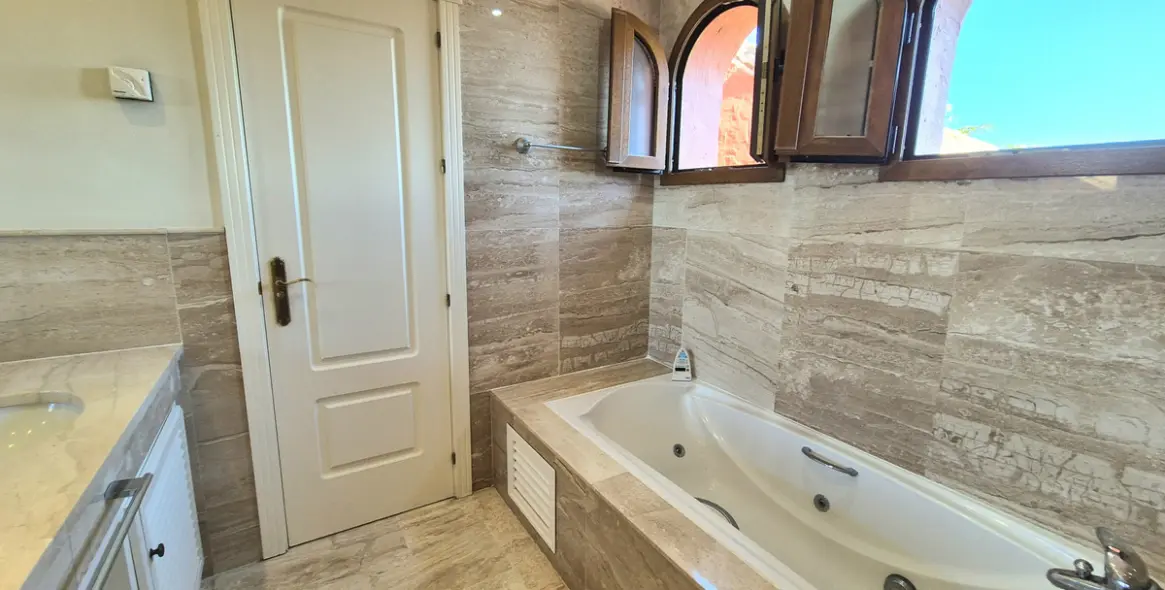 Продажа двухуровневого пентхауса в Estepona 52